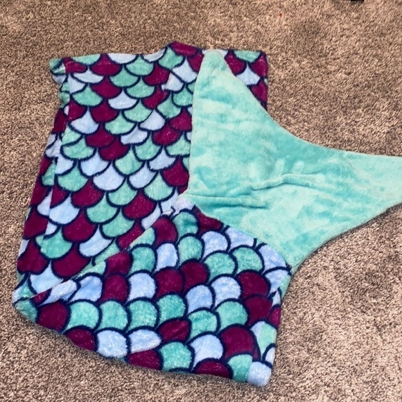 Mermaid Tail Blanket - Picture 1 of 4